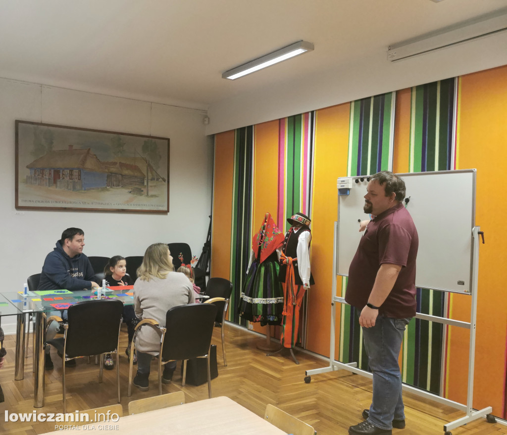 Tworzą świąteczne cuda! Rodzinne Warsztaty Bożonarodzeniowe w łowickim muzeum