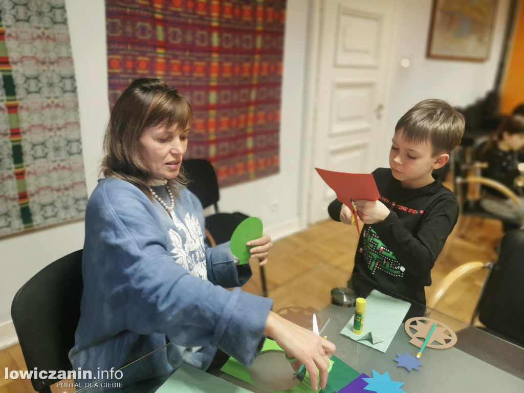 Tworzą świąteczne cuda! Rodzinne Warsztaty Bożonarodzeniowe w łowickim muzeum