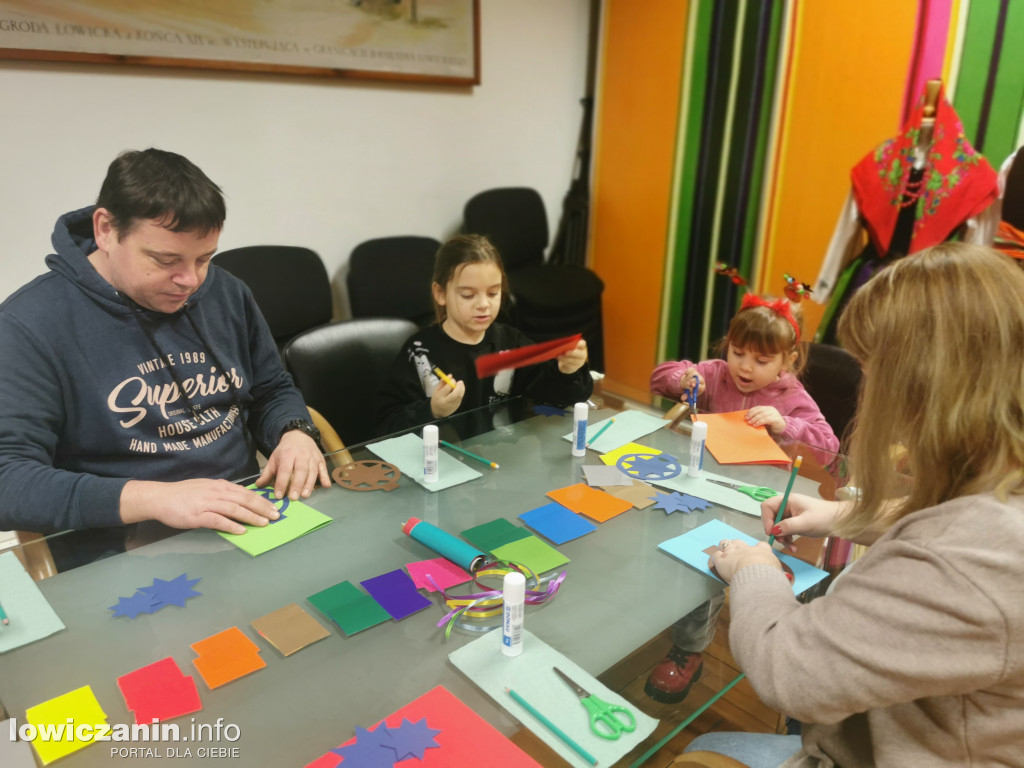 Tworzą świąteczne cuda! Rodzinne Warsztaty Bożonarodzeniowe w łowickim muzeum