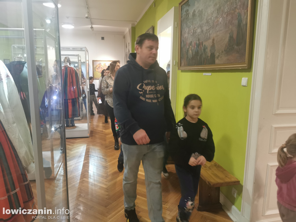Tworzą świąteczne cuda! Rodzinne Warsztaty Bożonarodzeniowe w łowickim muzeum
