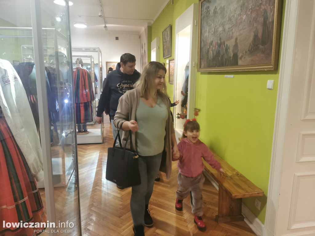Tworzą świąteczne cuda! Rodzinne Warsztaty Bożonarodzeniowe w łowickim muzeum