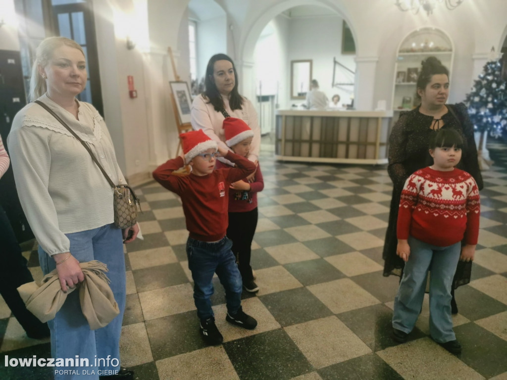 Tworzą świąteczne cuda! Rodzinne Warsztaty Bożonarodzeniowe w łowickim muzeum
