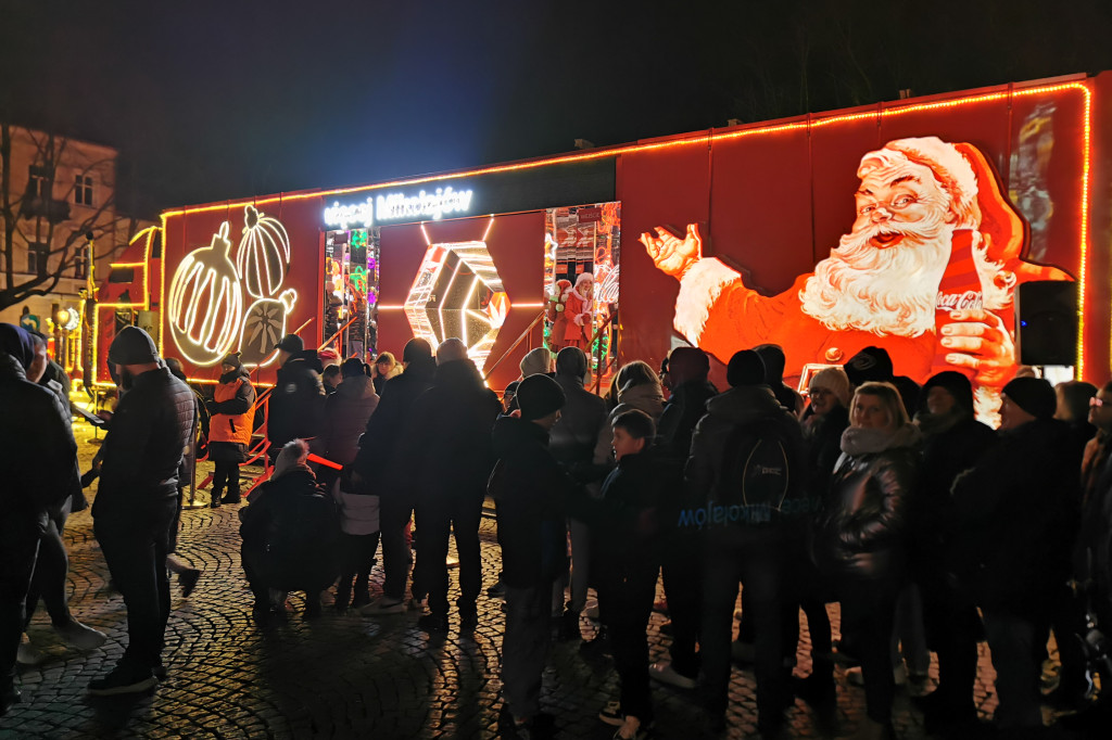 Ciężarówka Coca-Coli w Łowiczu przyciągnęła tłumy