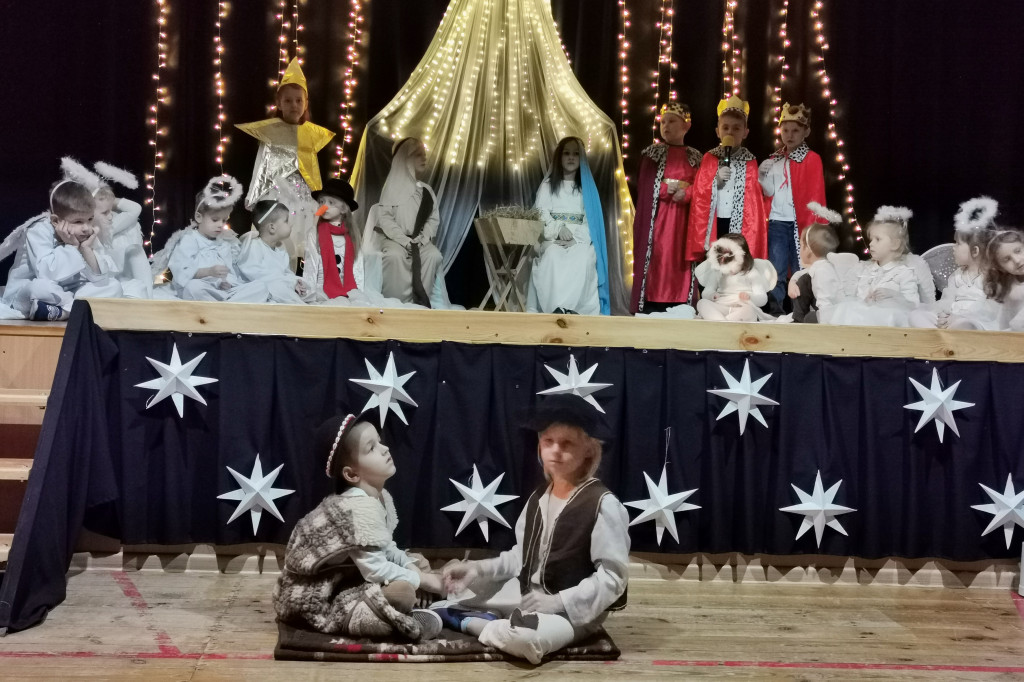Jasełka w przedszkolu w Popowie. Świąteczna Magia na Scenie!