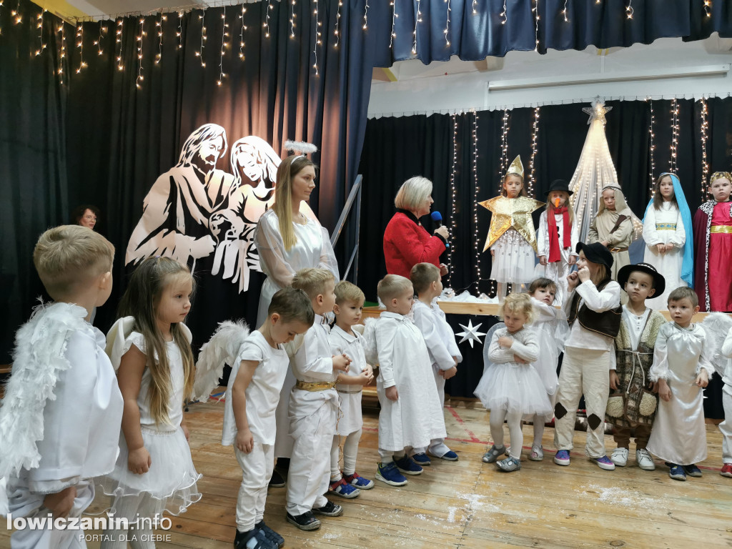 Jasełka w przedszkolu w Popowie. Świąteczna Magia na Scenie!