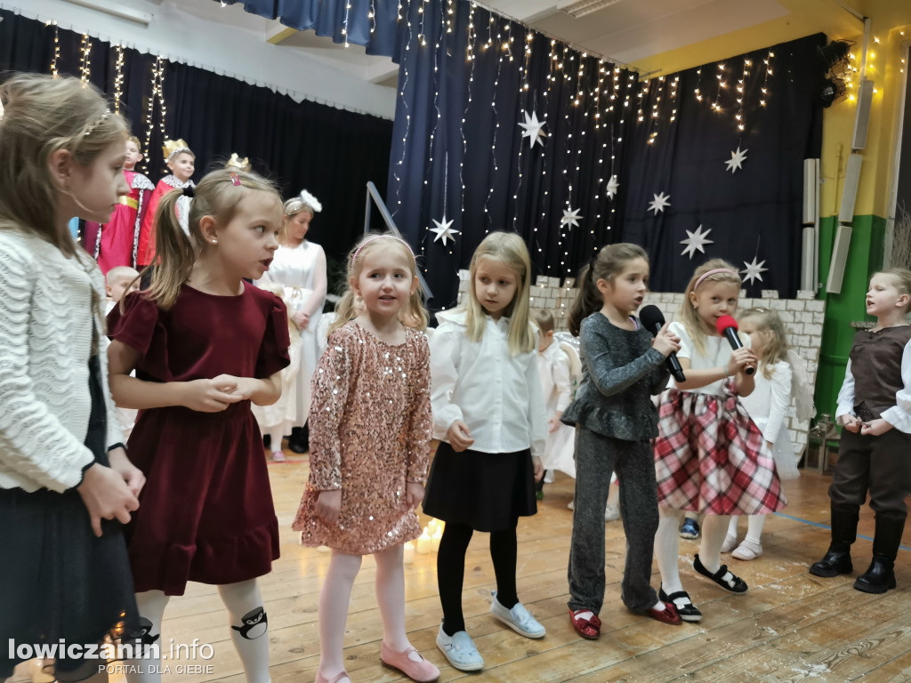 Jasełka w przedszkolu w Popowie. Świąteczna Magia na Scenie!