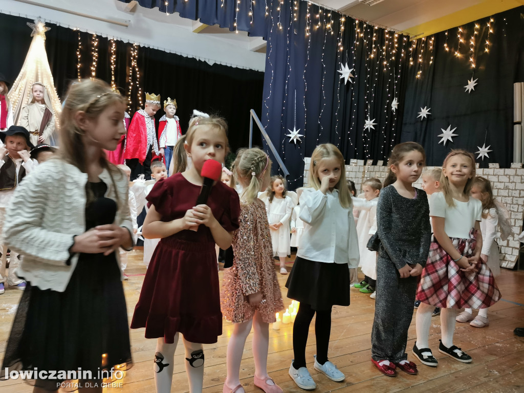 Jasełka w przedszkolu w Popowie. Świąteczna Magia na Scenie!