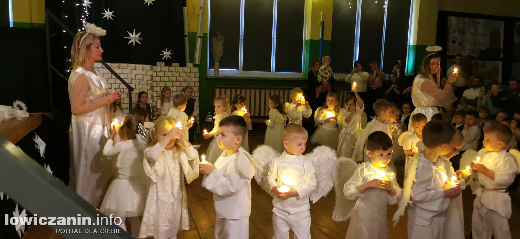 Jasełka w przedszkolu w Popowie. Świąteczna Magia na Scenie!