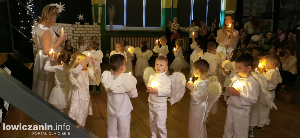 Jasełka w przedszkolu w Popowie. Świąteczna Magia na Scenie!