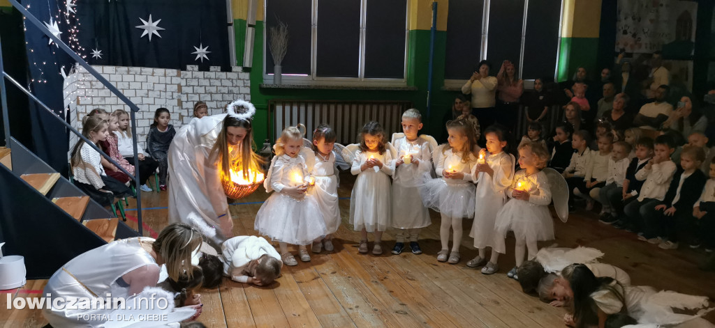 Jasełka w przedszkolu w Popowie. Świąteczna Magia na Scenie!