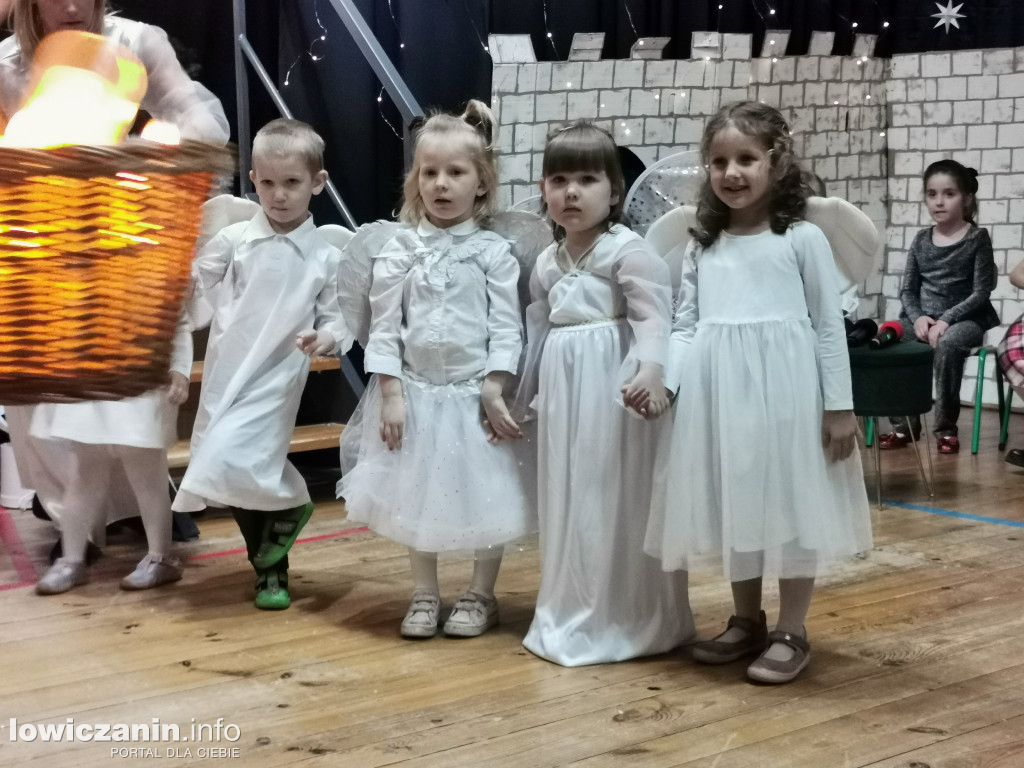 Jasełka w przedszkolu w Popowie. Świąteczna Magia na Scenie!