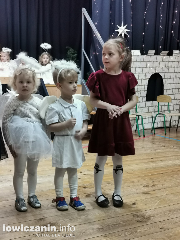 Jasełka w przedszkolu w Popowie. Świąteczna Magia na Scenie!