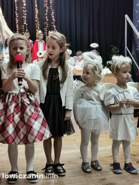 Jasełka w przedszkolu w Popowie. Świąteczna Magia na Scenie!