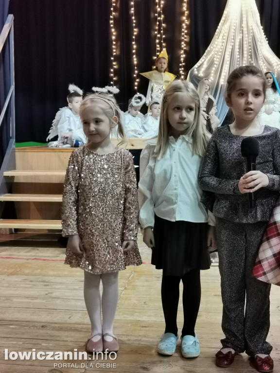 Jasełka w przedszkolu w Popowie. Świąteczna Magia na Scenie!