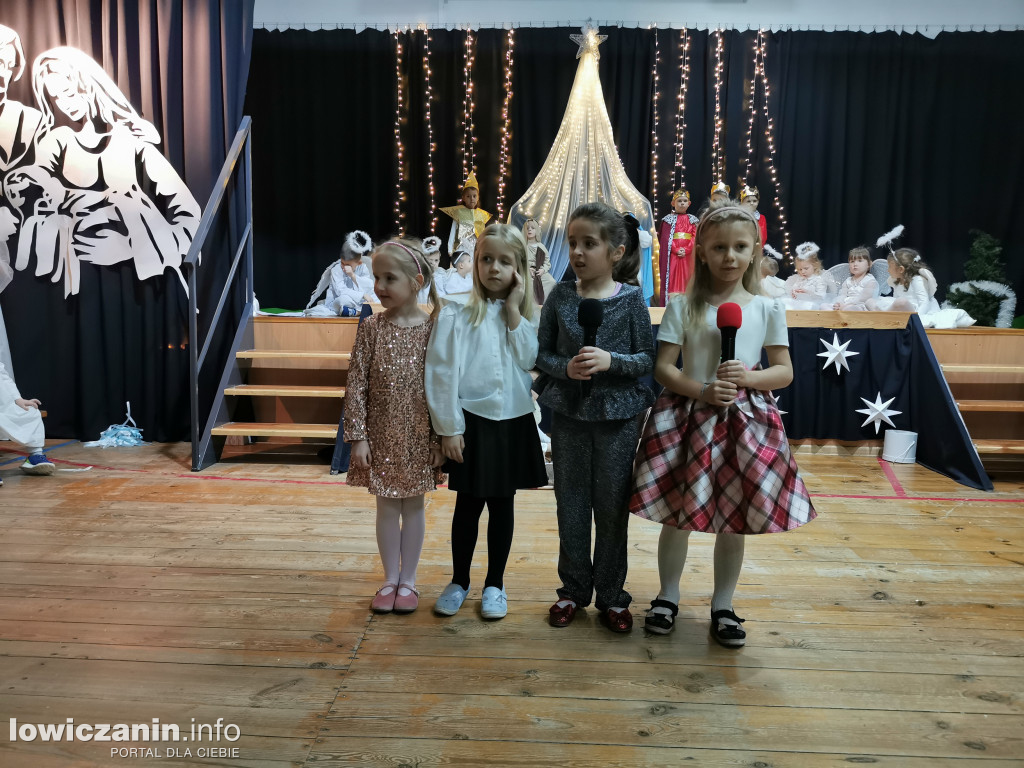 Jasełka w przedszkolu w Popowie. Świąteczna Magia na Scenie!