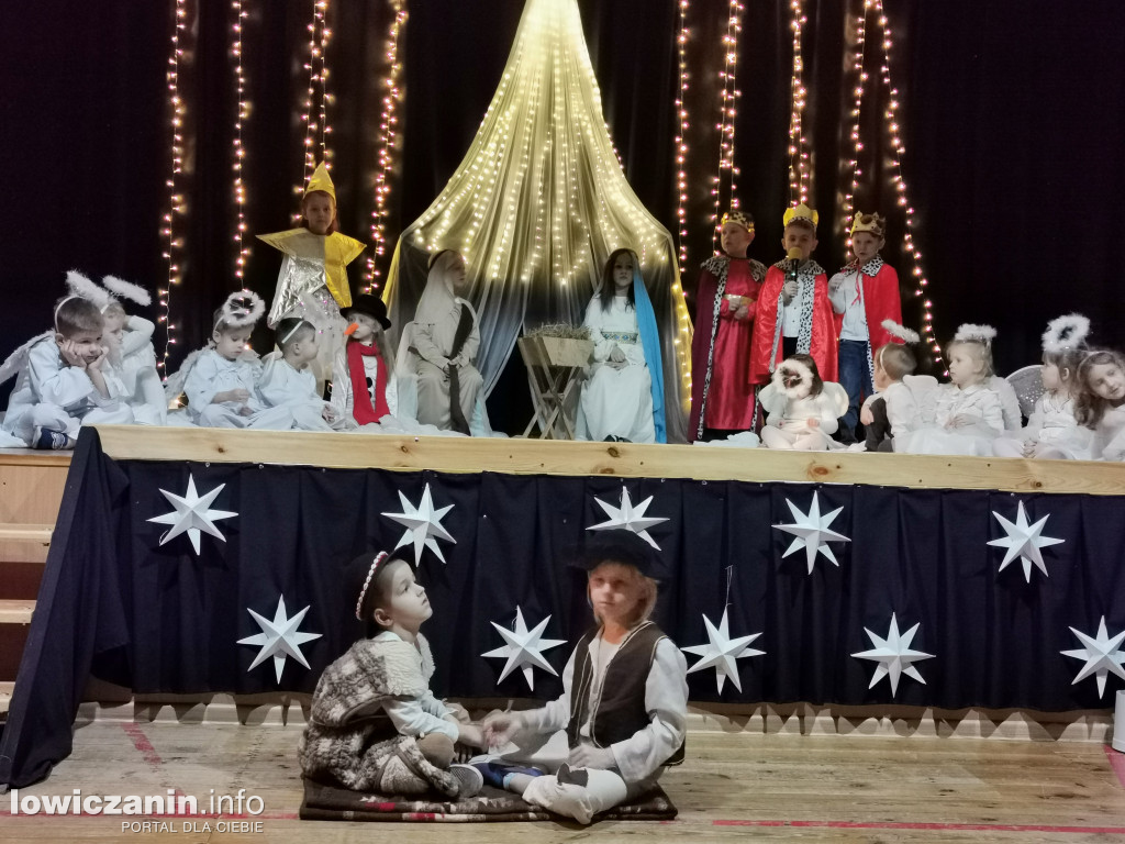 Jasełka w przedszkolu w Popowie. Świąteczna Magia na Scenie!