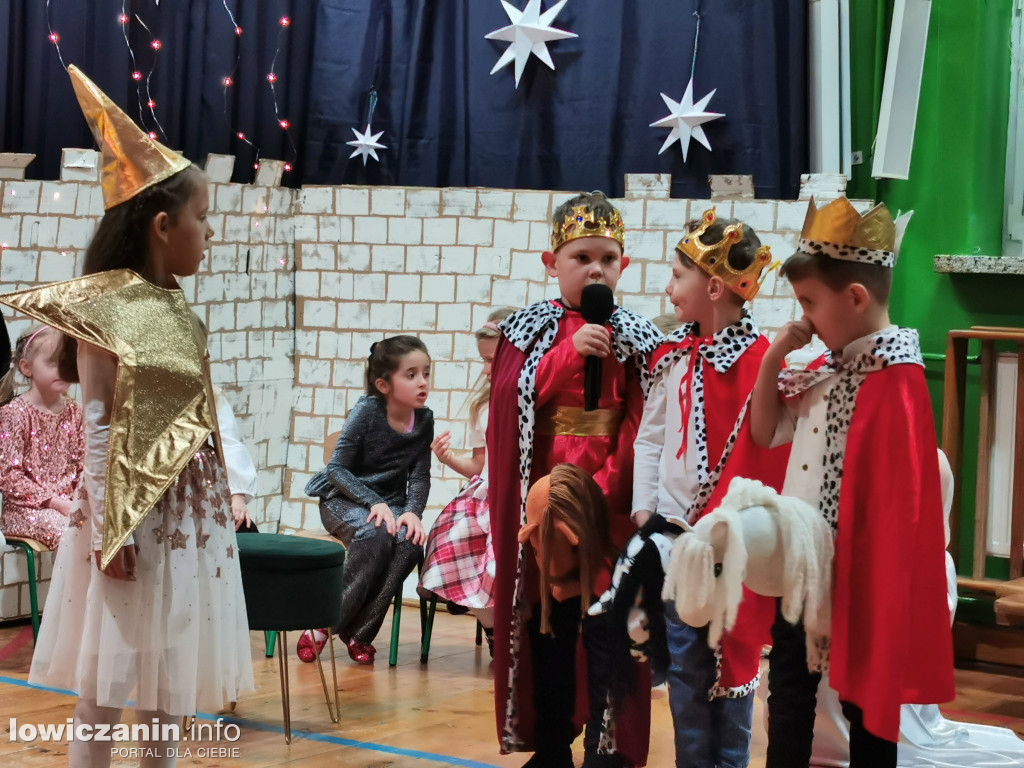 Jasełka w przedszkolu w Popowie. Świąteczna Magia na Scenie!