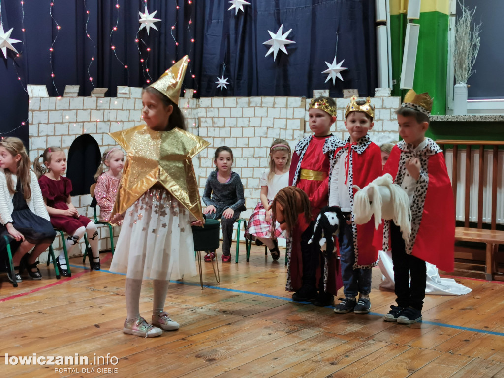 Jasełka w przedszkolu w Popowie. Świąteczna Magia na Scenie!