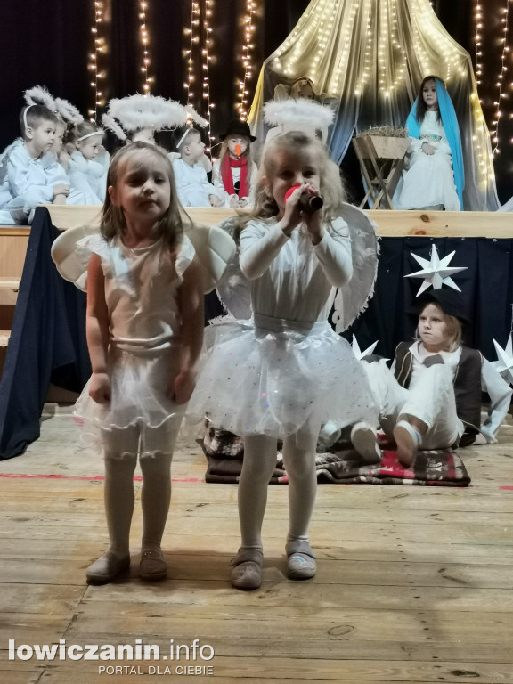 Jasełka w przedszkolu w Popowie. Świąteczna Magia na Scenie!