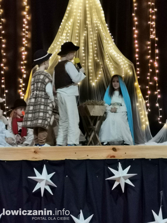 Jasełka w przedszkolu w Popowie. Świąteczna Magia na Scenie!