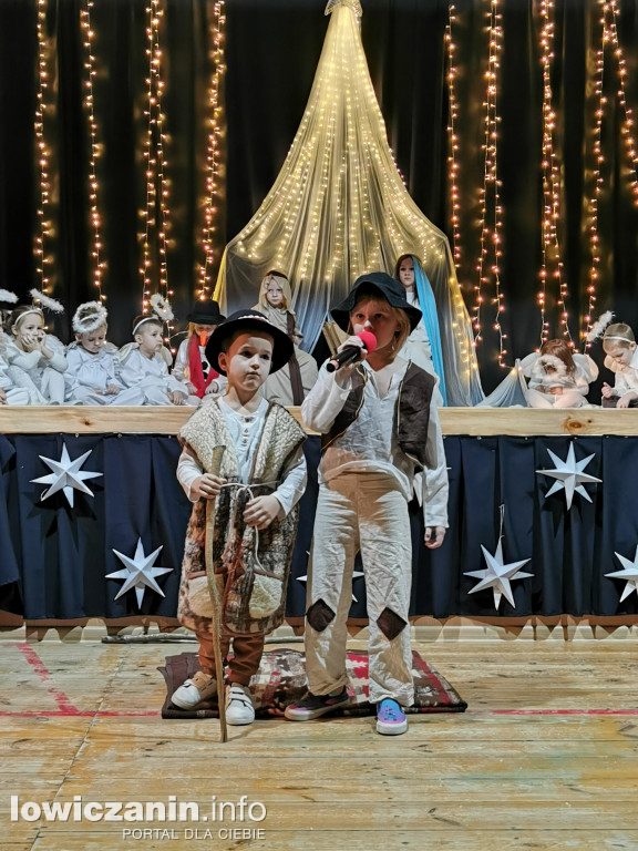 Jasełka w przedszkolu w Popowie. Świąteczna Magia na Scenie!