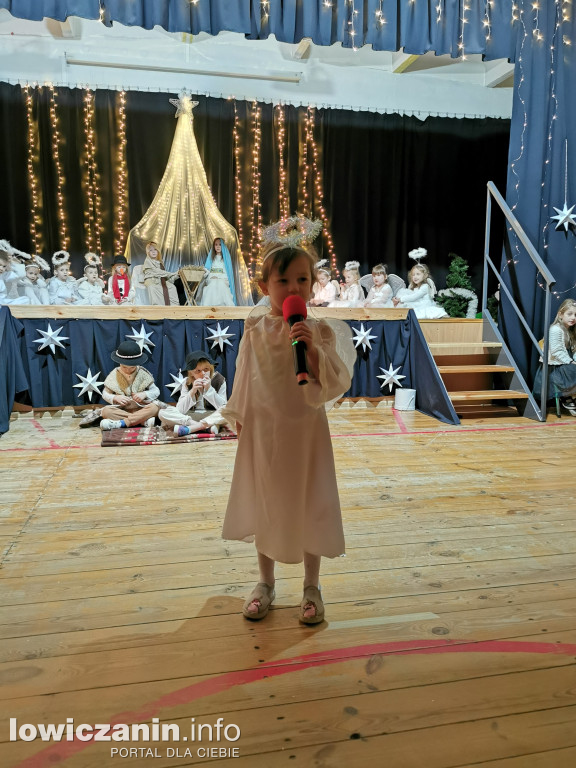 Jasełka w przedszkolu w Popowie. Świąteczna Magia na Scenie!
