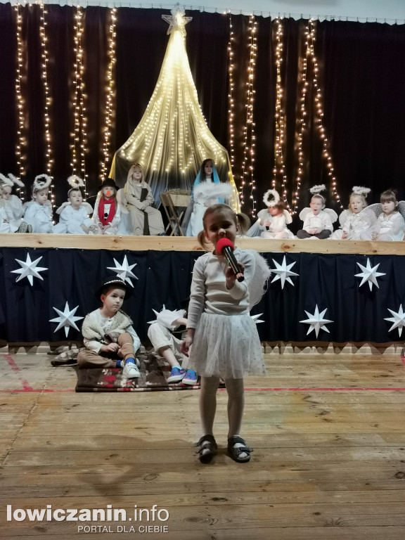 Jasełka w przedszkolu w Popowie. Świąteczna Magia na Scenie!