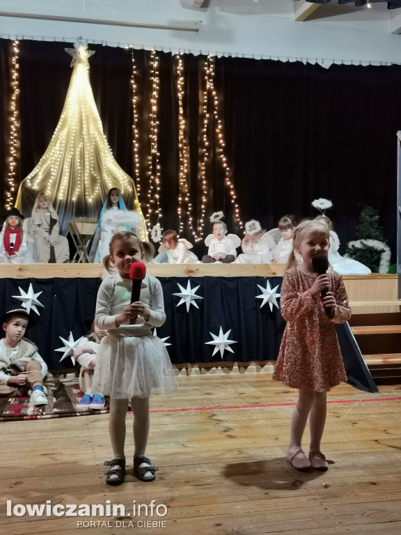 Jasełka w przedszkolu w Popowie. Świąteczna Magia na Scenie!