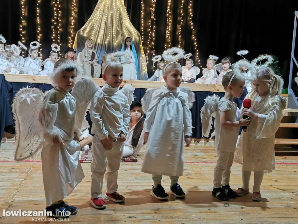 Jasełka w przedszkolu w Popowie. Świąteczna Magia na Scenie!