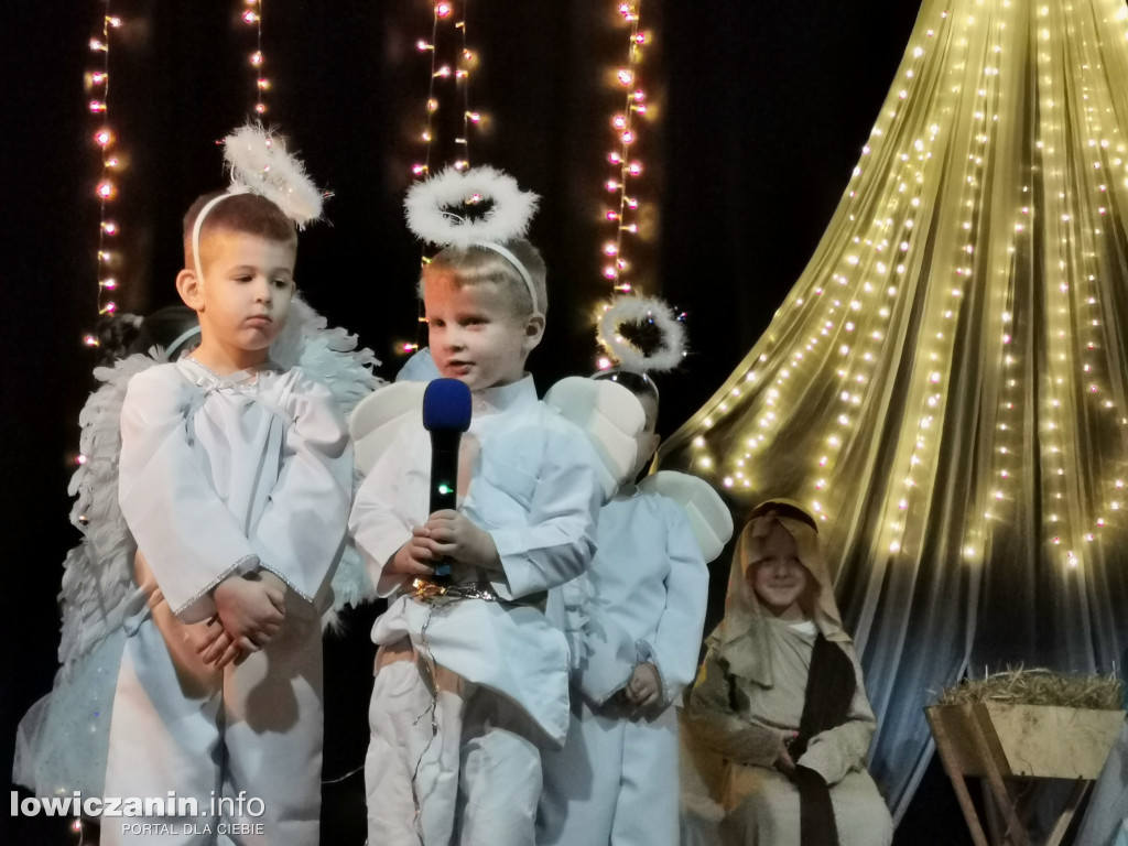 Jasełka w przedszkolu w Popowie. Świąteczna Magia na Scenie!