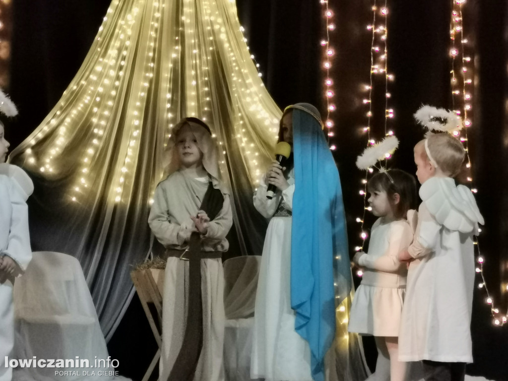 Jasełka w przedszkolu w Popowie. Świąteczna Magia na Scenie!