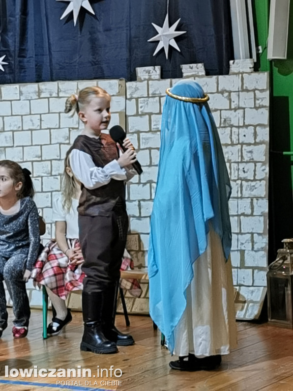Jasełka w przedszkolu w Popowie. Świąteczna Magia na Scenie!