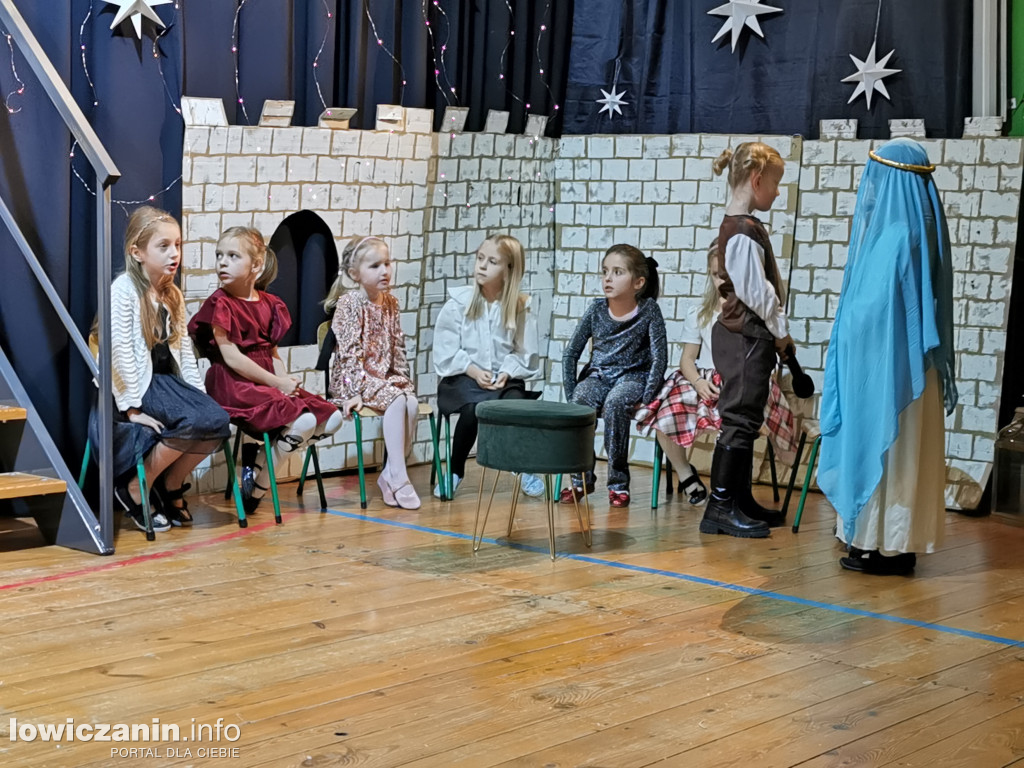 Jasełka w przedszkolu w Popowie. Świąteczna Magia na Scenie!