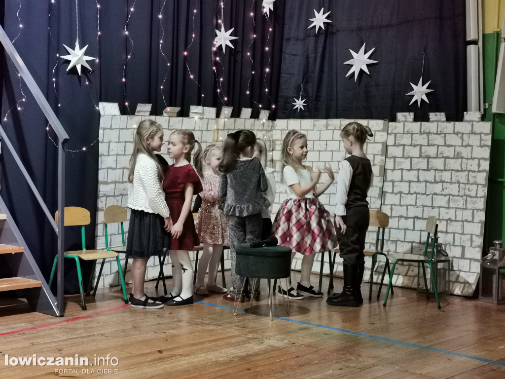 Jasełka w przedszkolu w Popowie. Świąteczna Magia na Scenie!