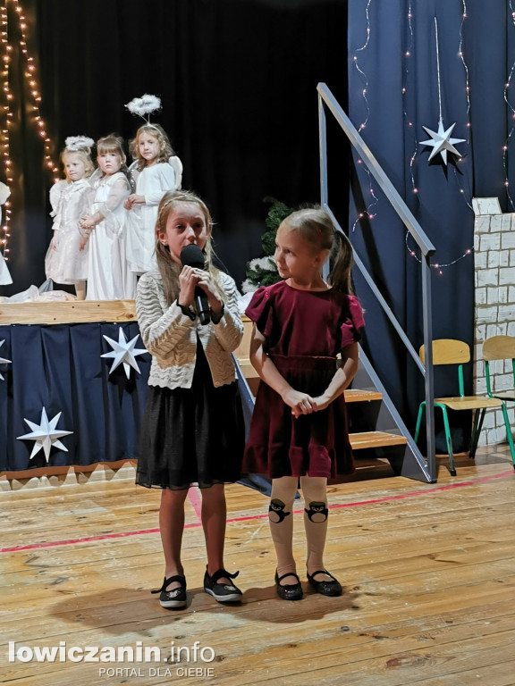 Jasełka w przedszkolu w Popowie. Świąteczna Magia na Scenie!