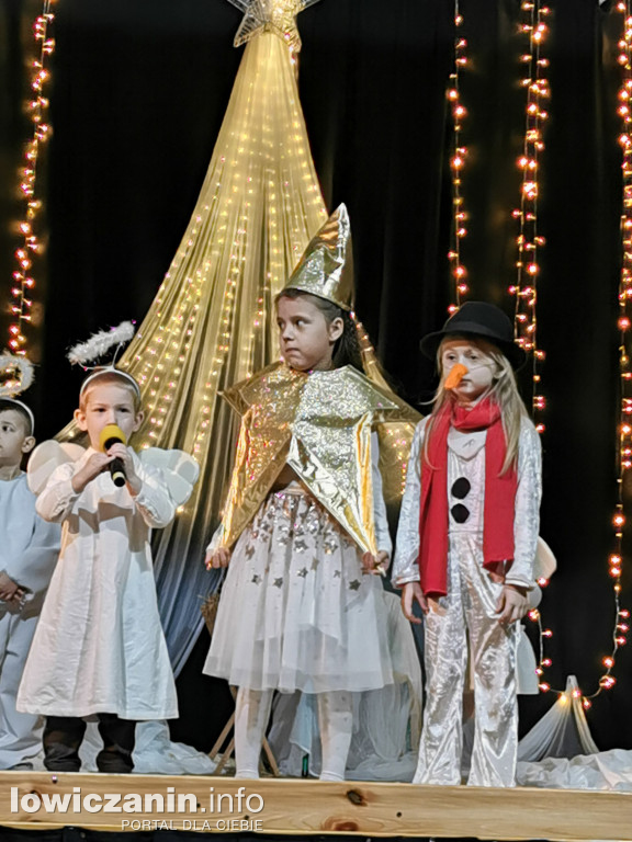 Jasełka w przedszkolu w Popowie. Świąteczna Magia na Scenie!