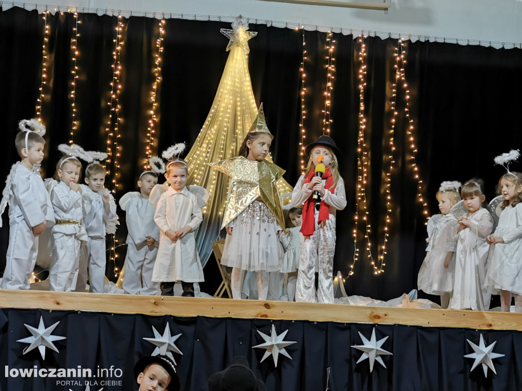 Jasełka w przedszkolu w Popowie. Świąteczna Magia na Scenie!