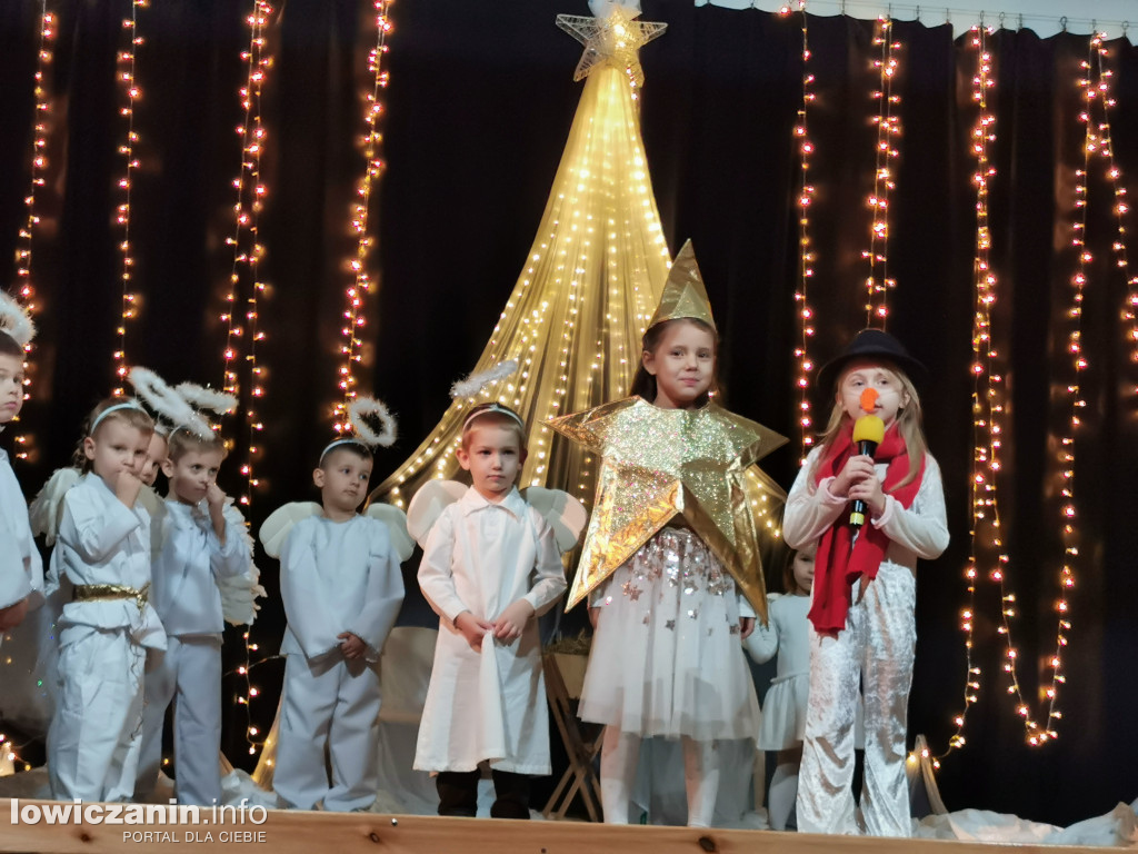 Jasełka w przedszkolu w Popowie. Świąteczna Magia na Scenie!
