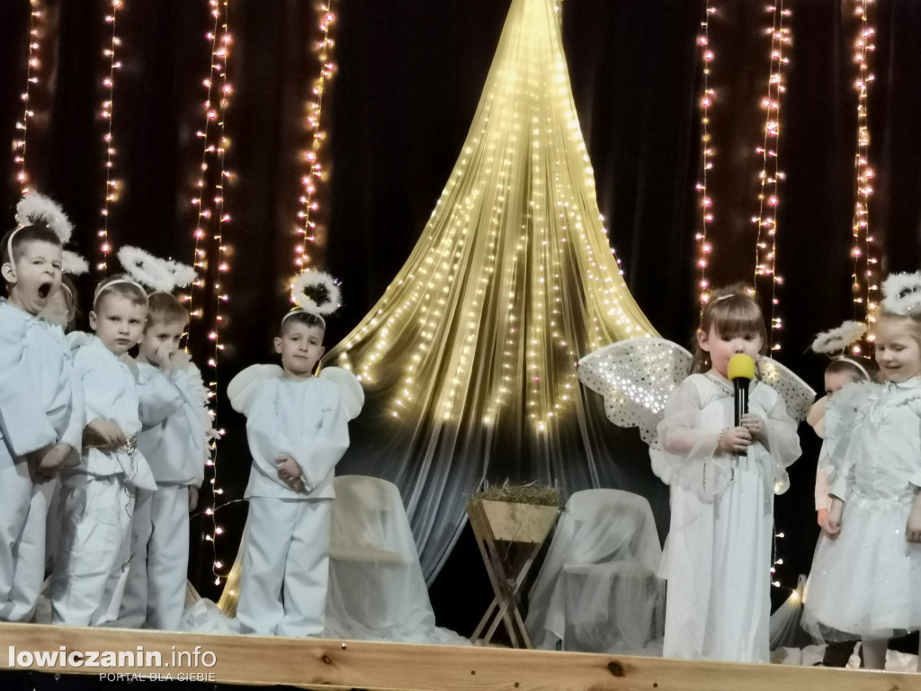 Jasełka w przedszkolu w Popowie. Świąteczna Magia na Scenie!
