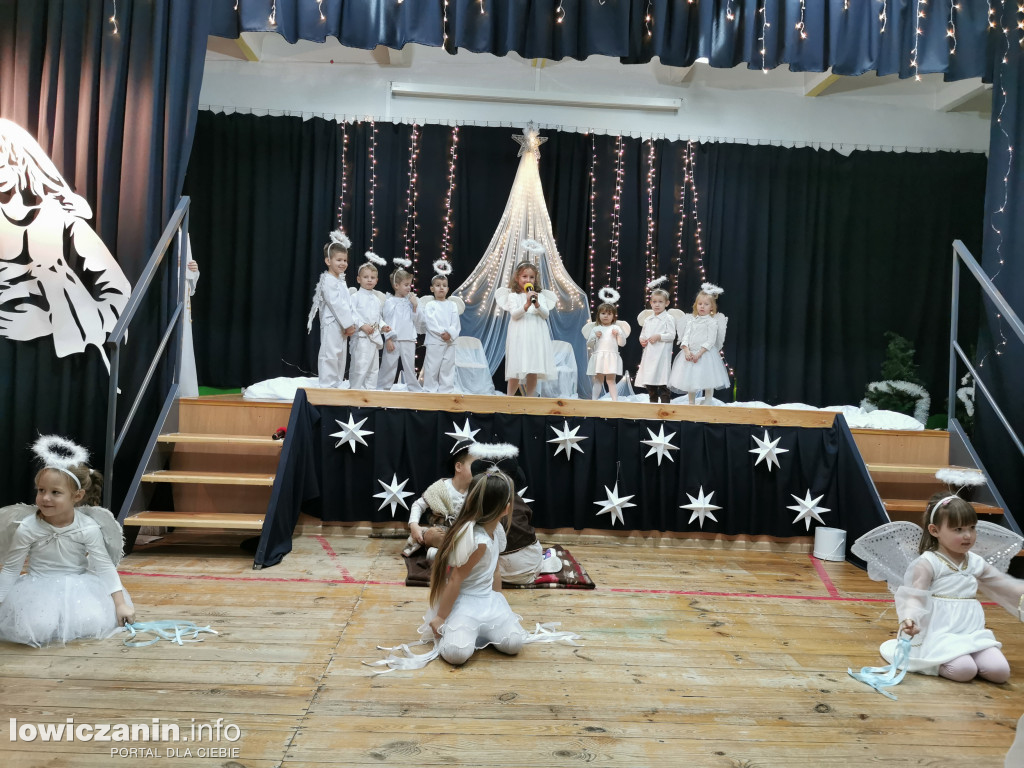 Jasełka w przedszkolu w Popowie. Świąteczna Magia na Scenie!