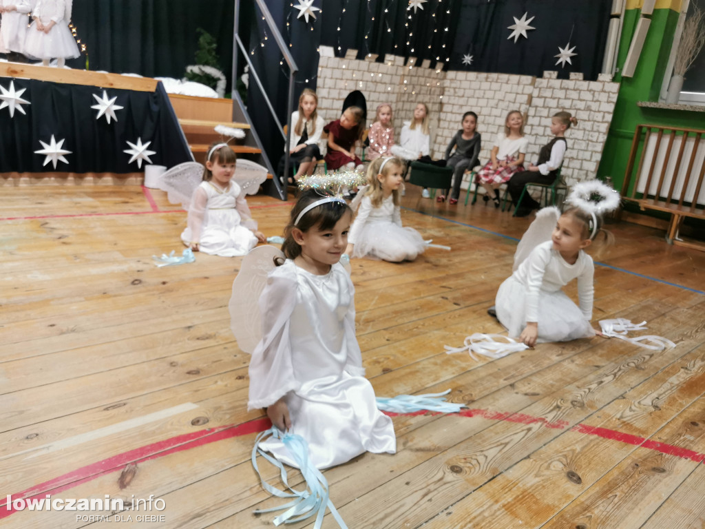 Jasełka w przedszkolu w Popowie. Świąteczna Magia na Scenie!