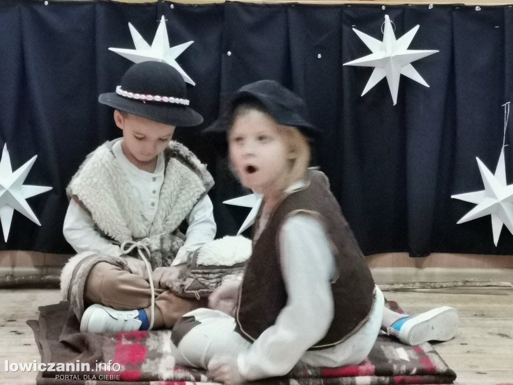 Jasełka w przedszkolu w Popowie. Świąteczna Magia na Scenie!