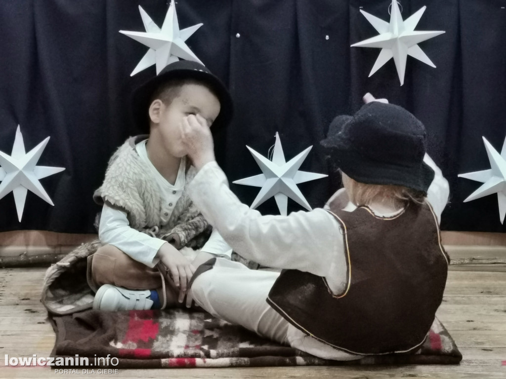Jasełka w przedszkolu w Popowie. Świąteczna Magia na Scenie!