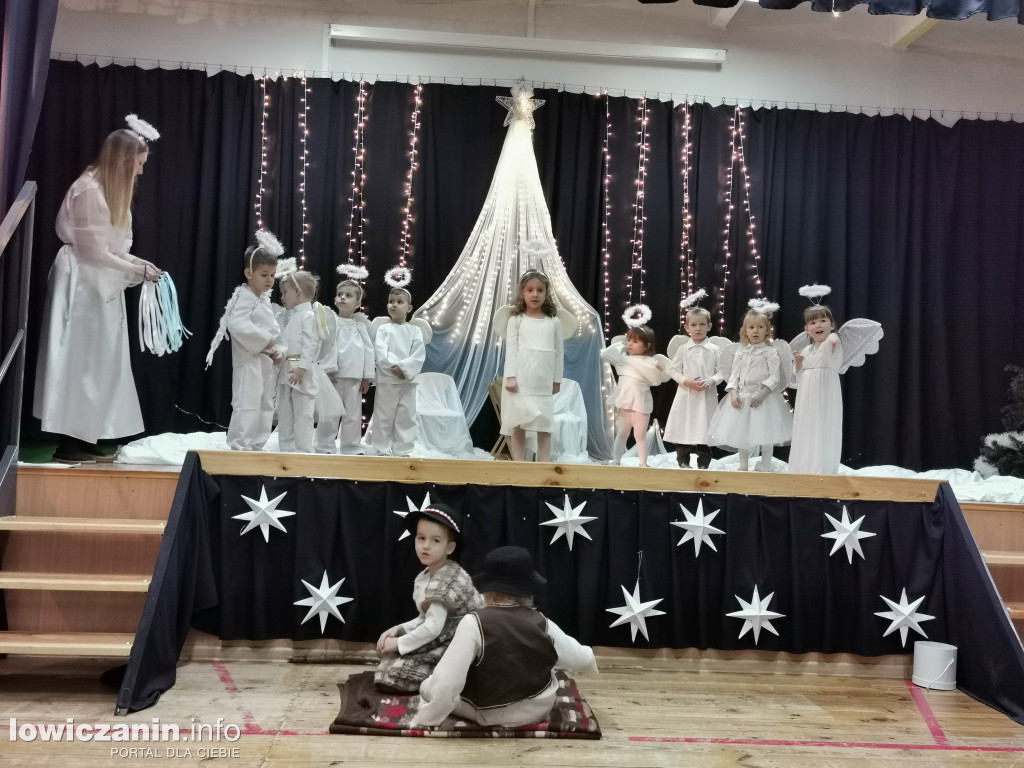 Jasełka w przedszkolu w Popowie. Świąteczna Magia na Scenie!