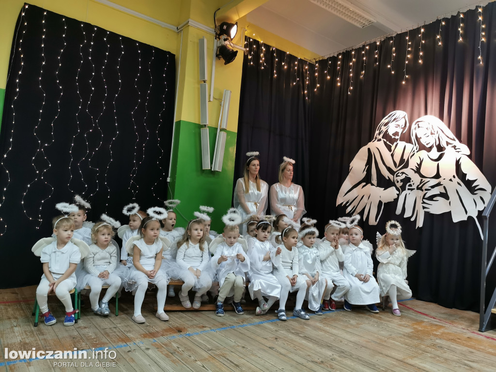 Jasełka w przedszkolu w Popowie. Świąteczna Magia na Scenie!