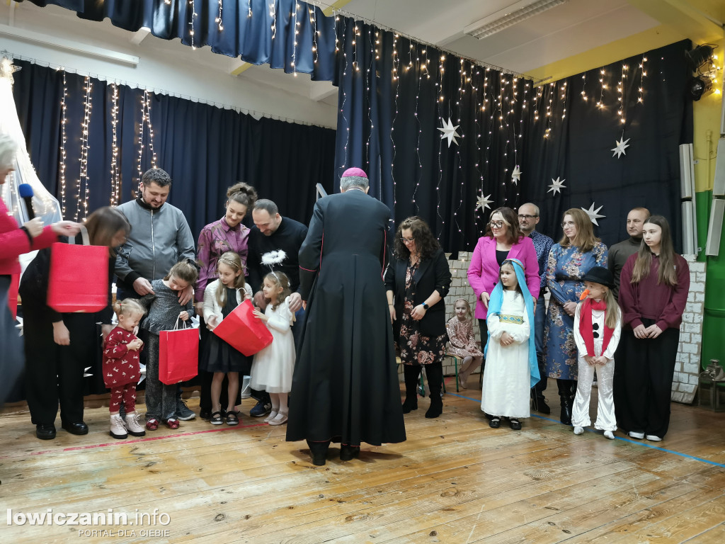 Jasełka w przedszkolu w Popowie. Świąteczna Magia na Scenie!