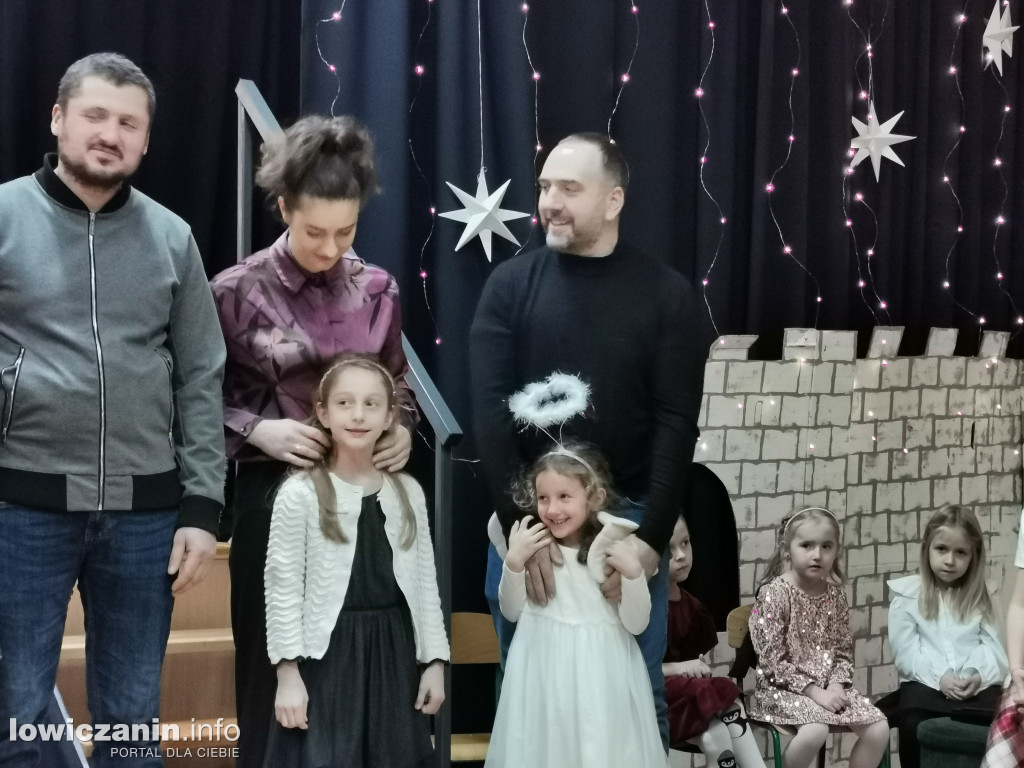 Jasełka w przedszkolu w Popowie. Świąteczna Magia na Scenie!