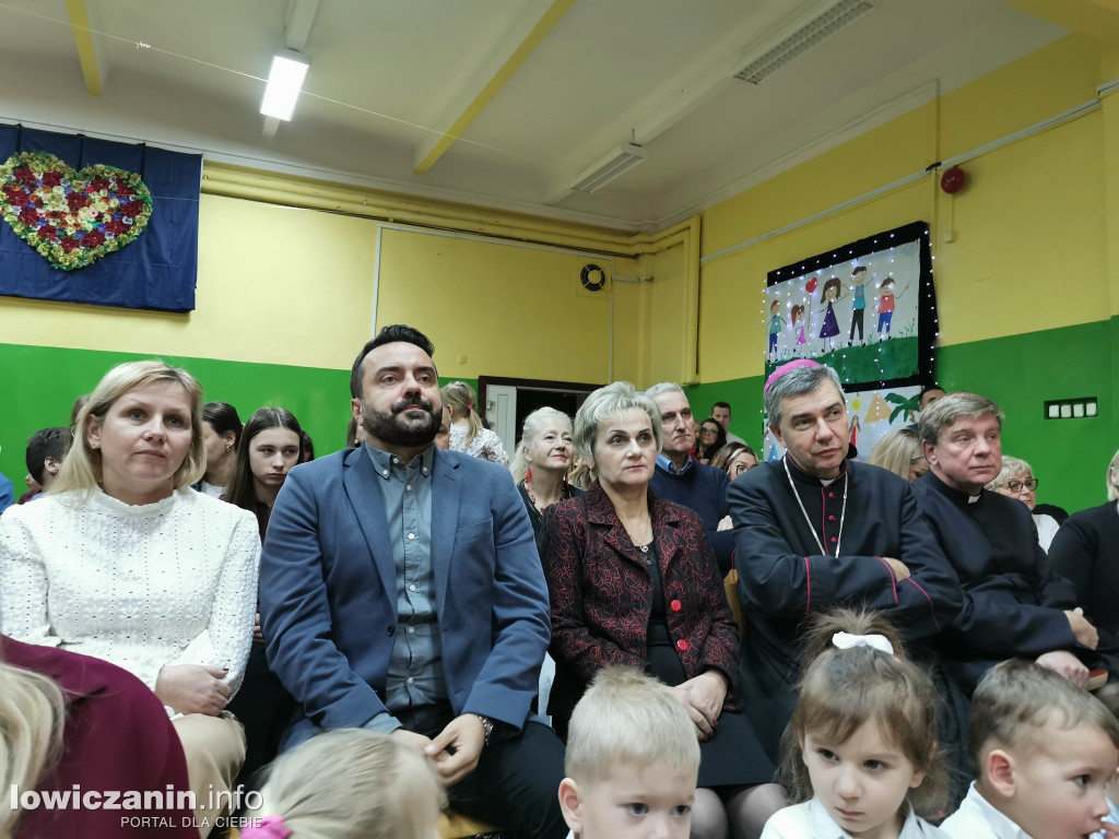 Jasełka w przedszkolu w Popowie. Świąteczna Magia na Scenie!