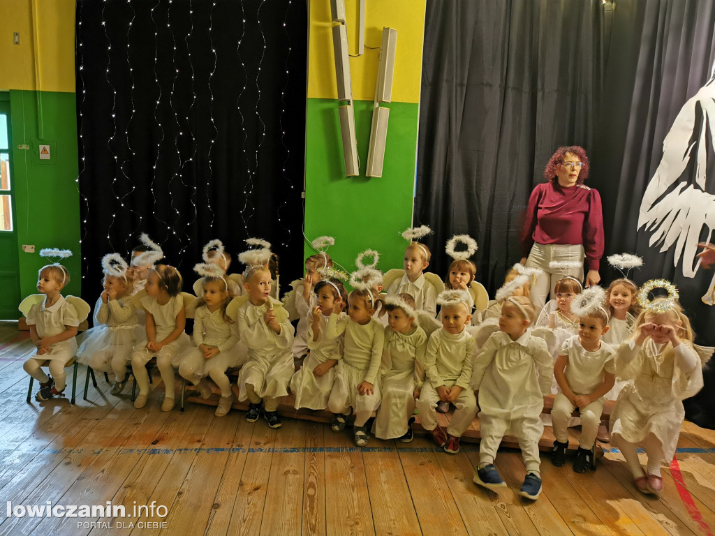 Jasełka w przedszkolu w Popowie. Świąteczna Magia na Scenie!