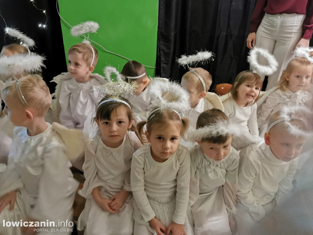 Jasełka w przedszkolu w Popowie. Świąteczna Magia na Scenie!